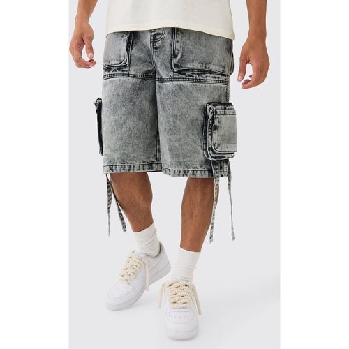 Bermuda en jean délavé à bretelles cargo - 28 - Boohooman - Modalova