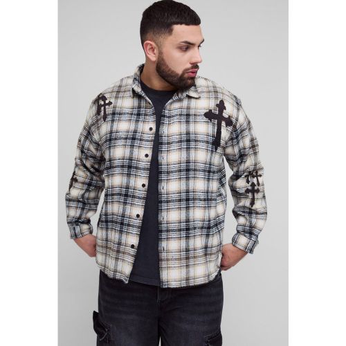 Grande taille - Chemise oversize à carreaux et écussons - XXXL - Boohooman - Modalova