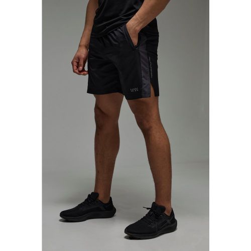 Short de sport léger perforé - MAN Active - S - Boohooman - Modalova