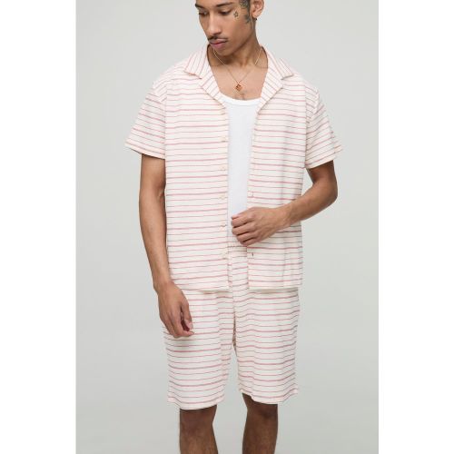 Ensemble en tissu gaufré avec chemise rayée et short - S - Boohooman - Modalova