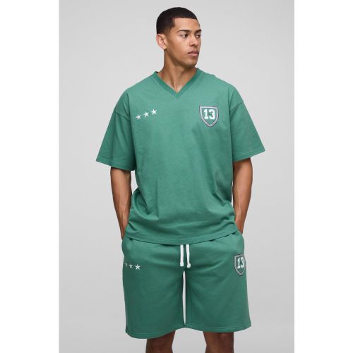 Ensemble oversize universitaire à col V avec t-shirt et short - Ofcl - S - Boohooman - Modalova