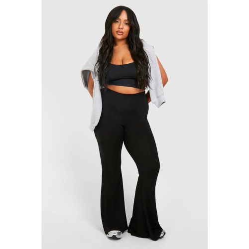 Plus" High Waisted Ruched Bum Jersey Flared Trousers - boohoo - Modalova