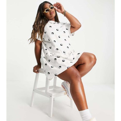 Robe babydoll en jean avec motif yin yang brodé sur l'ensemble - Native Youth Plus - Modalova