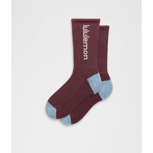 “ Chaussettes Daily Essential unisexe Wordmark â€“ Burgundy/Blue â€“ Taille S - lululemon - Modalova