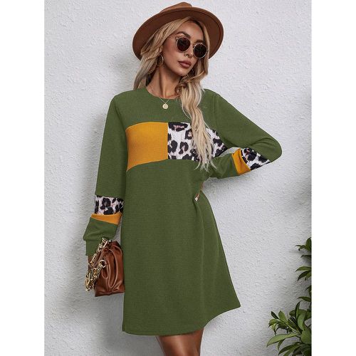 Robe t-shirt léopard à blocs de couleurs - SHEIN - Modalova