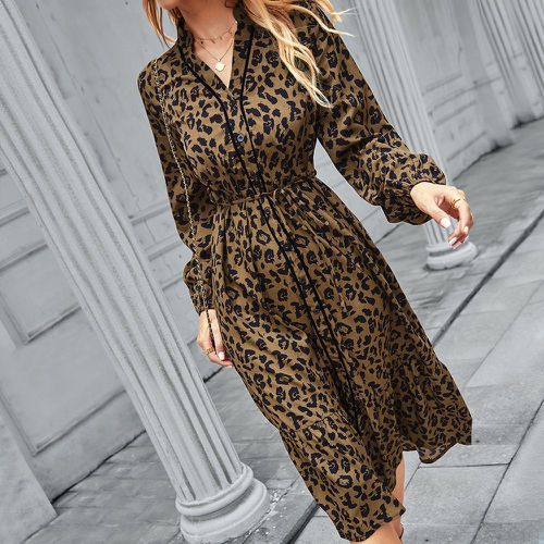 Robe chemise léopard ceinturé - SHEIN - Modalova