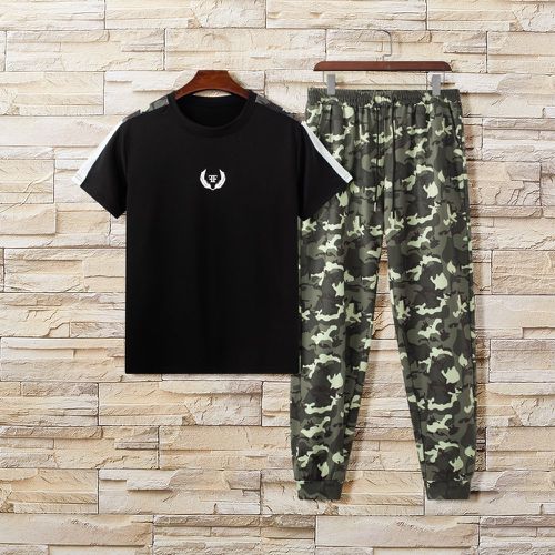 T-shirt plume à lettres & Pantalon de survêtement à imprimé camouflage - SHEIN - Modalova