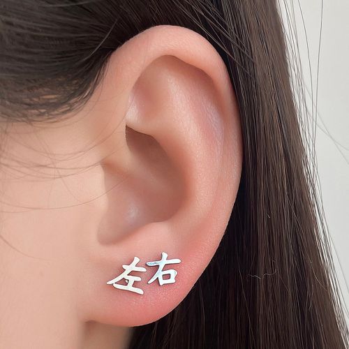 Clous d'oreilles caractère chinois en forme de - SHEIN - Modalova