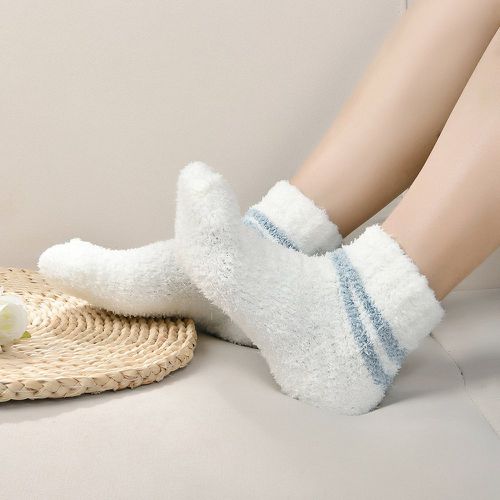 Chaussettes à rayures duveteux - SHEIN - Modalova