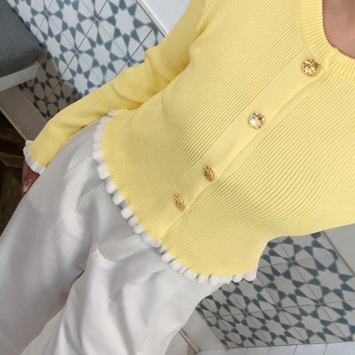 Pull-over en tricot à col ras-du-cou, à volants et boutons, de couleur jaune beurre, décontracté,, adapté pour la saison automnale et les occasio - SHEIN - Modalova