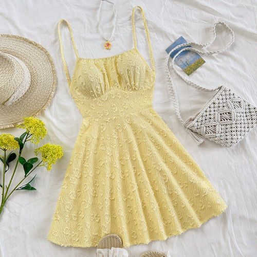 Robe mini texturée à fines bretelles, dos nu et nœud, style romantique, pour le printemps/été. Convient pour les soirées, les mariages, les vaca - SHEIN - Modalova