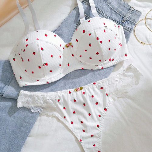 Ensemble de soutien-gorge à bonnets et string en dentelle et imprimé fraise (Ensemble de lingerie grande taille) - SHEIN - Modalova