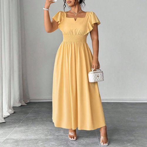 Robe élégante avec taille marquée par une ceinture, manches courtes volantées, en couleur unie, grande taille - SHEIN - Modalova