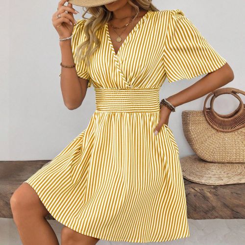 Robe décontractée à rayures avec cordon de serrage à la taille et manches courtes, idéale pour les vacances - SHEIN - Modalova