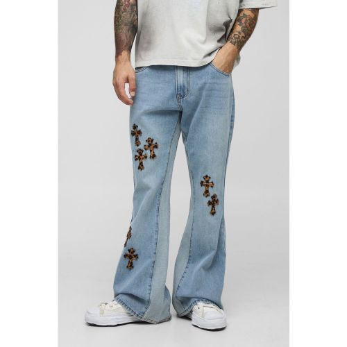 Jean flare large à imprimé léopard et écusson - 28R - Boohooman - Modalova