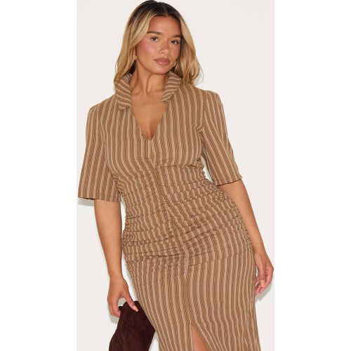 Brown Robe Maxi Shape À Rayures Avec Fronces Devant Col Et Fente Frontale | Taille 42 - PrettyLittleThing - Modalova