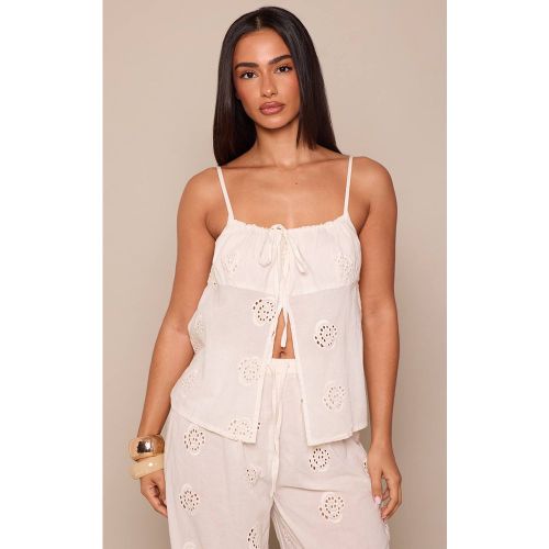 White Top Fluide Petite À Détail De Broderie Tourbillon Aspect Lin | Taille 32 - PrettyLittleThing - Modalova