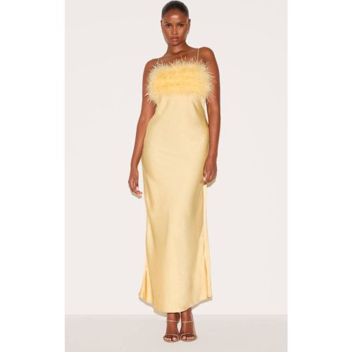 Yellow Robe Longue Satinée À Bretelles Avec Détail Plumes Au Buste | Taille 42 - PrettyLittleThing - Modalova