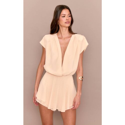 Almond Combinaison-short En Mousseline Décolleté Plongeant Extrême Et Coupe Fluide | Taille 32 - PrettyLittleThing - Modalova