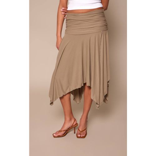 Tan Sandales À Talons Mi-hauts En Synthétique À Bout Carré Et Bride Tong Arrière | Taille 33 - PrettyLittleThing - Modalova