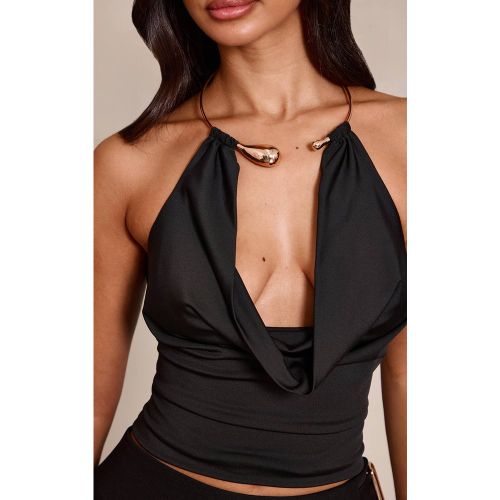 Black Haut Petite À Col Bénitier Avec Détail De Bordure Dorée Au Dos Nu | Taille 42 - PrettyLittleThing - Modalova