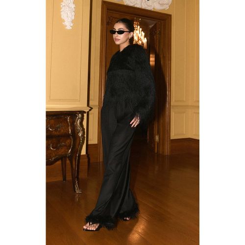 Black Pantalon Ajusté À Ourlet Plumes | Taille 42 - PrettyLittleThing - Modalova