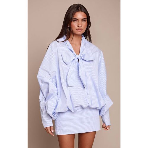 Blue Robe Chemise Ample À Rayures Fines Avec Détail Nœud | Taille 44 - PrettyLittleThing - Modalova