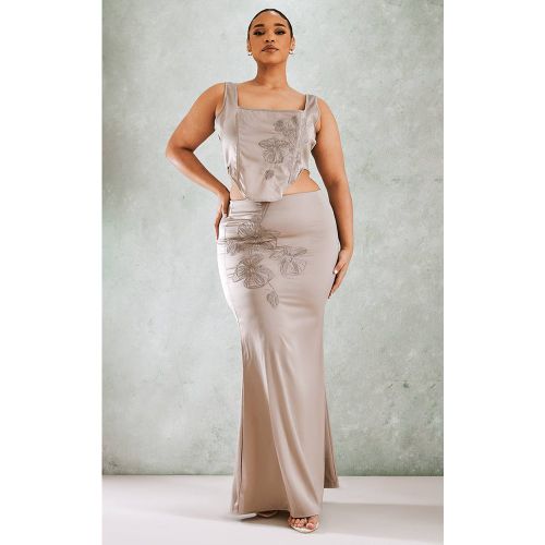 Jupe Longue Satinée À Fleurs Brodées Grande Taille | Taille 56 - PrettyLittleThing - Modalova