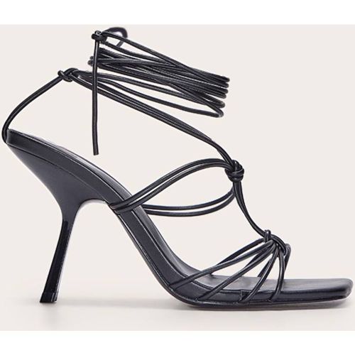 Black Sandales À Talons À Lacets Nouées À Bout Carré En Synthétique Coupe Large | Taille 31 - PrettyLittleThing - Modalova
