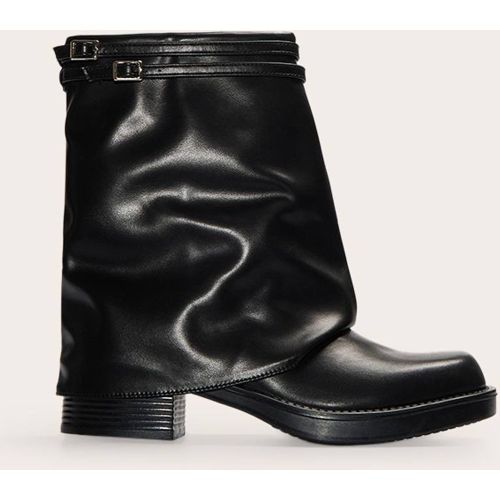 Black Bottines À Bout Rond En Synthétiquecuir Avec Revers Et Sangle À Boucle | Taille 33 - PrettyLittleThing - Modalova