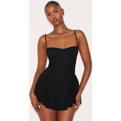 Black Combi-short Jupe-culotte À Bretelles En Dentelle Texturée Vaporeuse | Taille 42 - PrettyLittleThing - Modalova