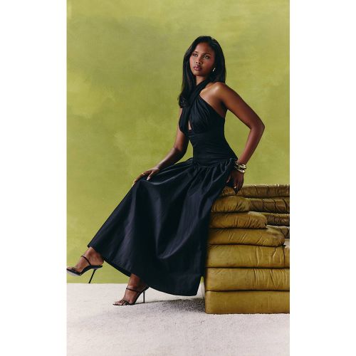 Black Robe Patineuse Mi-longue À Encolure Américaine Plongeante | Taille 32 - PrettyLittleThing - Modalova