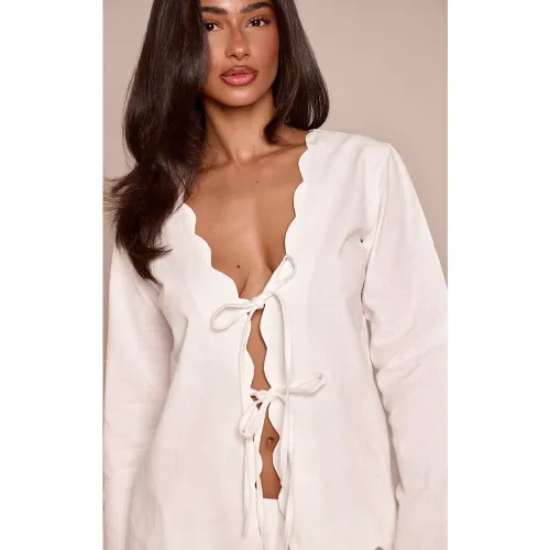 Cream Chemise Coordonnée Petite Aspect Lin Manches Longues À Bords Festonnés Blancs Avec Liens Devant | Taille XS - PrettyLittleThing - Modalova