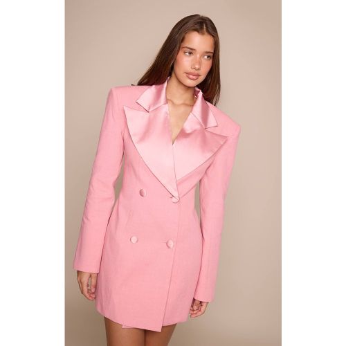 Pink Robe Blazer Ajustée Tissée À Revers En Satin | Taille 42 - PrettyLittleThing - Modalova