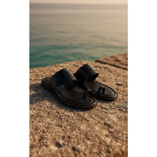 Black Sandales Plates À Entre-doigts En Synthétique Effet Synthétique | Taille 33 - PrettyLittleThing - Modalova