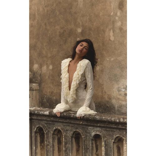 Cream Robe Maxi Drapée À Volants Extrêmes Et Détails De Manchettes En Dentelle Transparente Plt Label | Taille 42 - PrettyLittleThing - Modalova