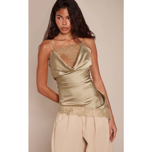 Olive Top Asymétrique En Satin À Col Bénitier Avec Bordure En Dentelle | Taille 34 - PrettyLittleThing - Modalova