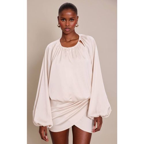 Cream Robe Courte Portefeuille Satinée Froncée À Manches Longues | Taille 42 - PrettyLittleThing - Modalova