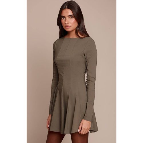 Khaki Robe Droite Plissée À Manches Longues Et Col Bateau En Tissu Extensible | Taille 32 - PrettyLittleThing - Modalova