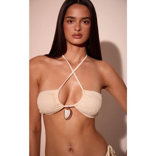 Cream Haut De Bikini Texturé À Encolure Croisée Et Ornement Coquillage | Taille 42 - PrettyLittleThing - Modalova