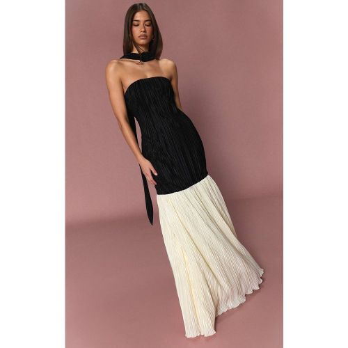 Robe Longue En Satin Plissé Avec Détail Au Col | Taille 42 - PrettyLittleThing - Modalova