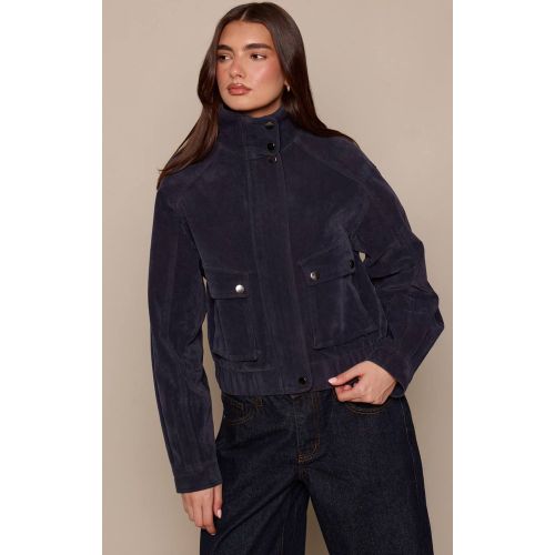 Navy Blouson Aviateur Court En Synthétique Col Montant Avec Poches Utilitaires | Taille XS - PrettyLittleThing - Modalova