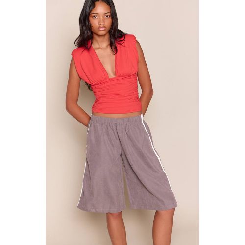 Charcoal Short Bermuda À Bandes Latérales En Tissu Peau De Pêche Satiné | Taille 42 - PrettyLittleThing - Modalova
