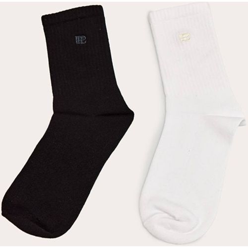 Black Lot De 2 Paires De Chaussettes Côtelées Brodées Blanches - PrettyLittleThing - Modalova