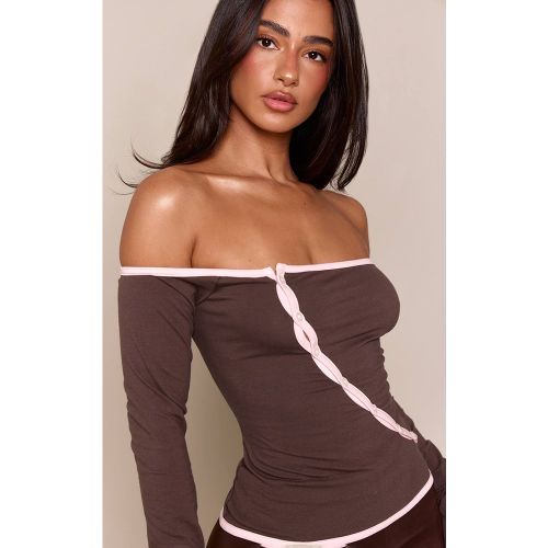 Haut Ajusté Asymétrique À Encolure Bardot Avec Boutons Petite | Taille Medium - PrettyLittleThing - Modalova