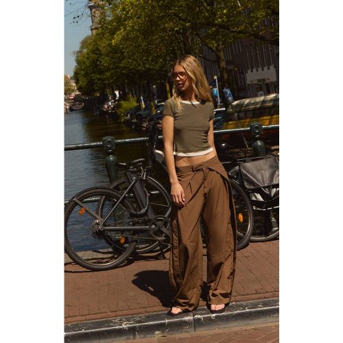 Khaki Pantalon Jambe Tonneau En Nylon Avec Détail Plissé | Taille 42 - PrettyLittleThing - Modalova