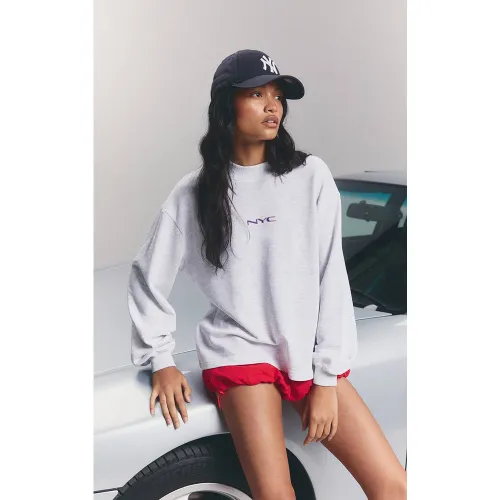 Ash Grey Sweat-shirt À Col Cheminée En Molleton Bouclette Avec Imprimé Nyc | Taille XS - PrettyLittleThing - Modalova