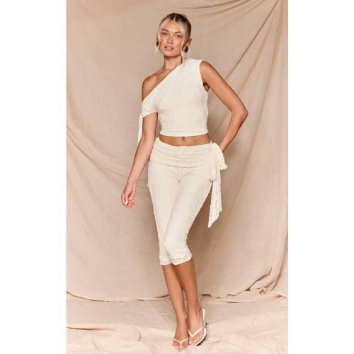 Cream Ensemble Capri En Dentelle Avec Détail De Nœud Asymétrique | Taille 42 - PrettyLittleThing - Modalova