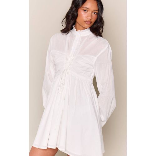White Robe Droite À Manches Longues En Popeline Transparente Avec Détail De Liens Froncés À La Poitrine | Taille 42 - PrettyLittleThing - Modalova