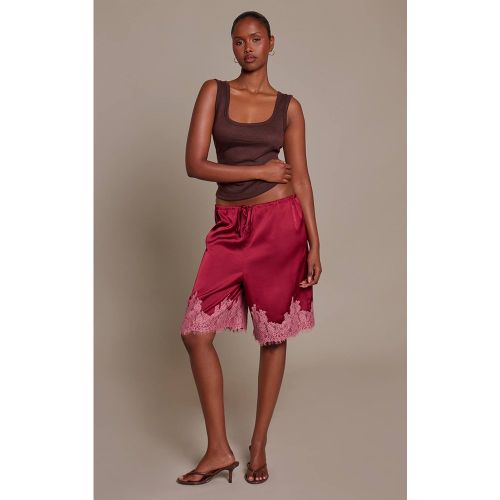 Burgundy Short Long En Satin Avec Détails En Dentelle Contrastée | Taille 42 - PrettyLittleThing - Modalova